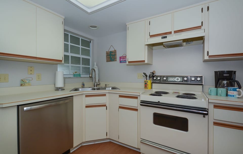 Another view of the kitchen.