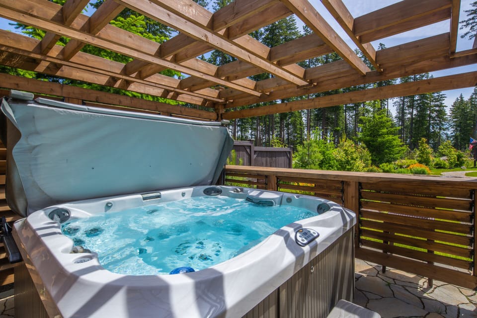 Sweet Retreat at Suncadia - Private 6 - 8 person hot tub!