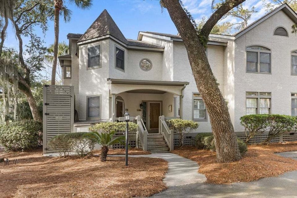 This spacious 2nd floor, 1800 sq. ft. Chateau by the Green home is nestled amongst the old oak trees overlooking the 5th green of the Robert Trent Jones designed Crooked Oaks
