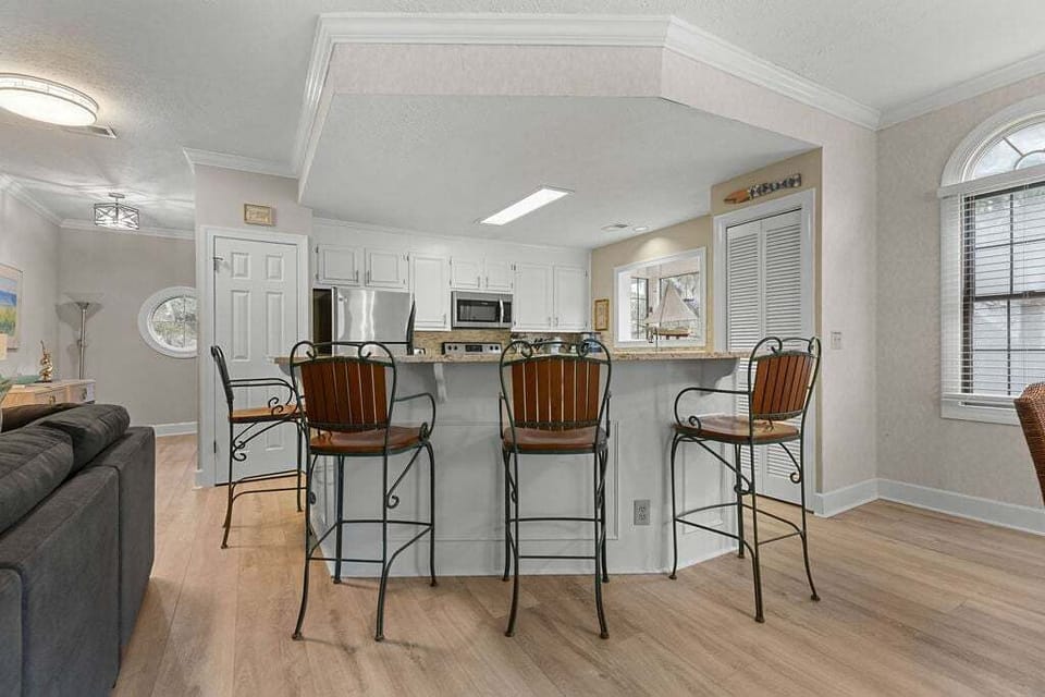 Counter seating for 4