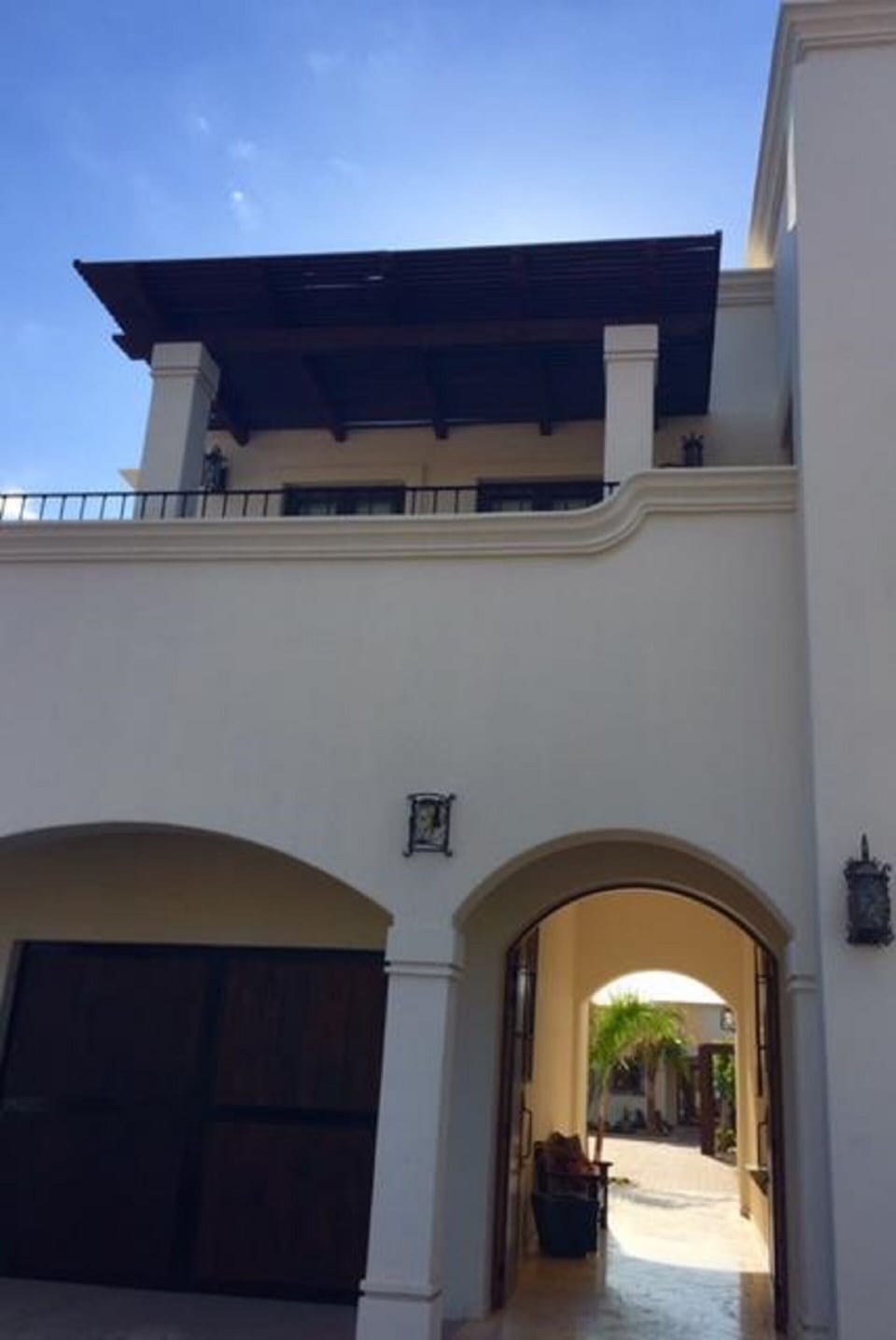 The front view from the street of the Villa casita and breezeway entrance. 