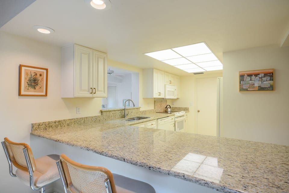 Additional seating at the kitchen counter for 2.