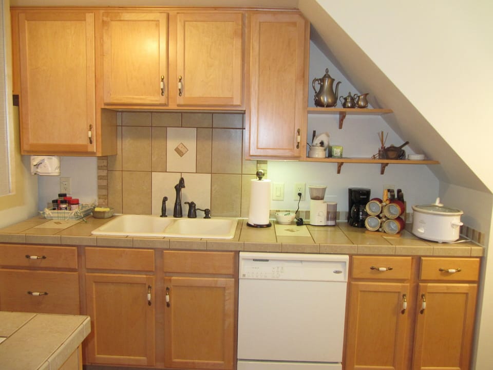 Fully equipped kitchen.