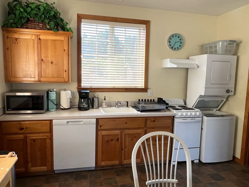 Apt size appliances, dishwasher + coffee makers for those coffee lovers!