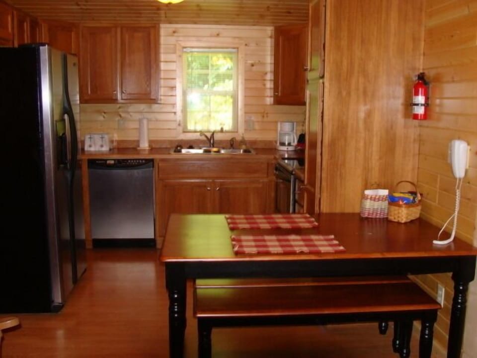 Kitchen & dining area