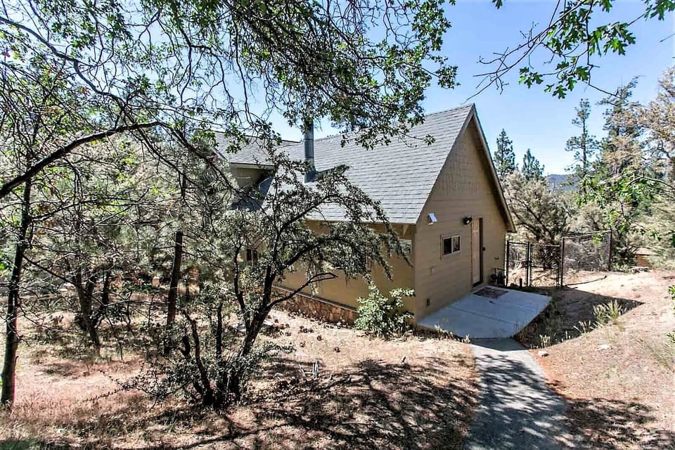 Front of cabin from driveway