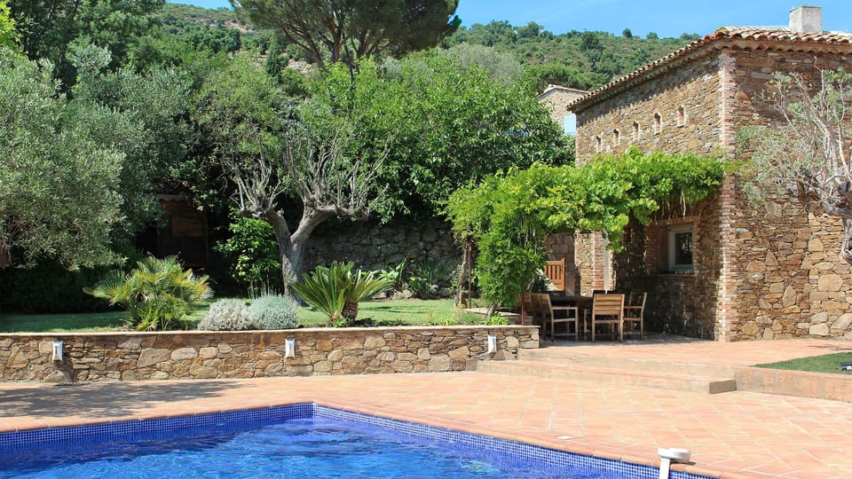 Pool terrace and outdoor dining