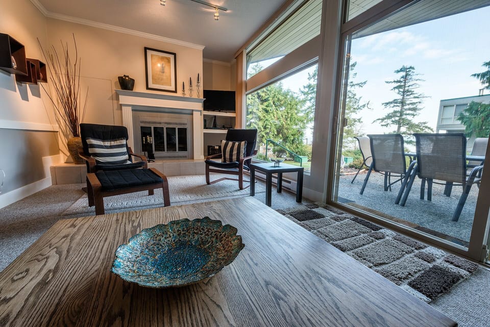 Large patio window give lots of light and spectacular views