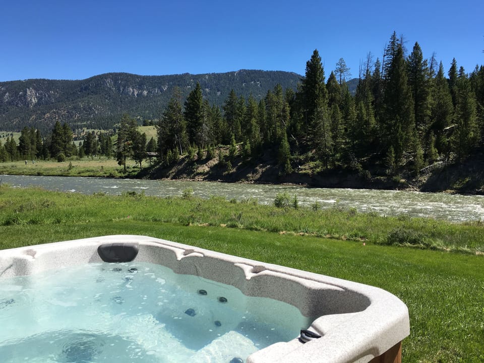 6 person jacuzzi, NEW 3/2024