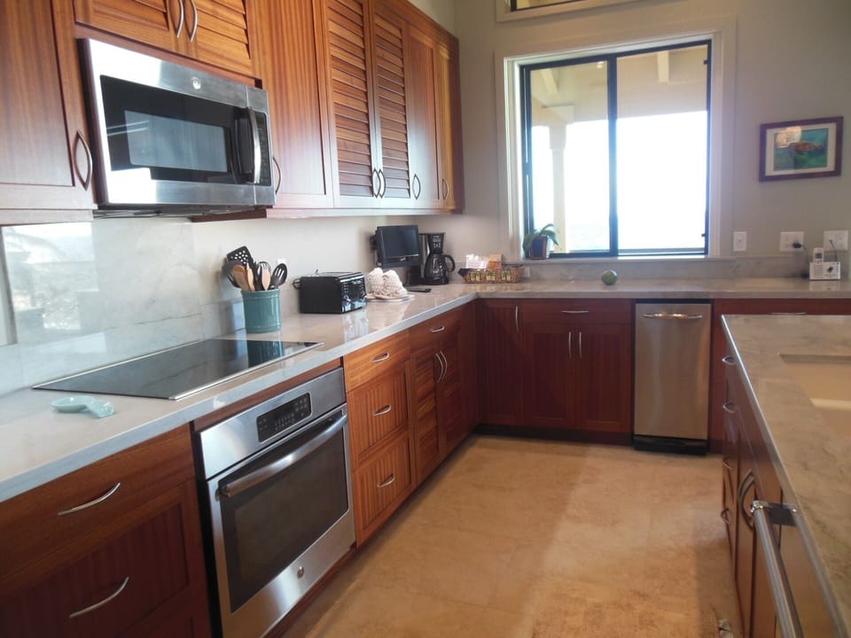 FULLY SUPPLIED KITCHEN WITH NEW APPLIANCES