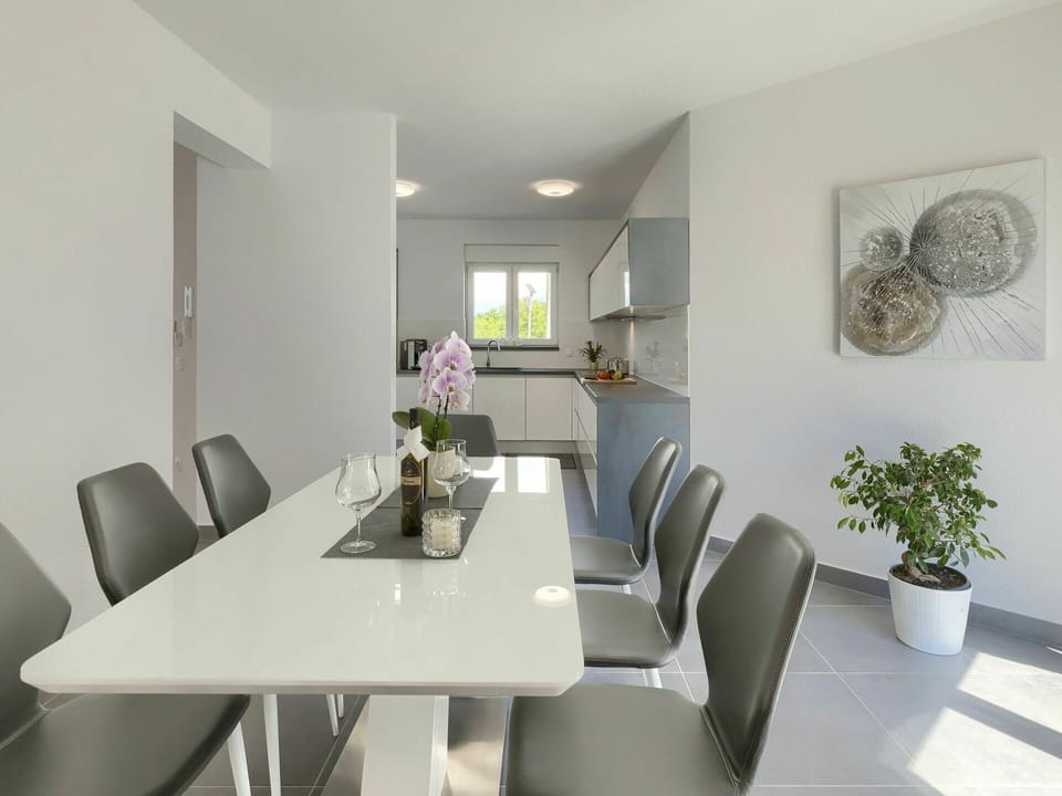 Furniture, Plant, Table, Property, Houseplant, Flowerpot, Chair, Building, Interior Design, House