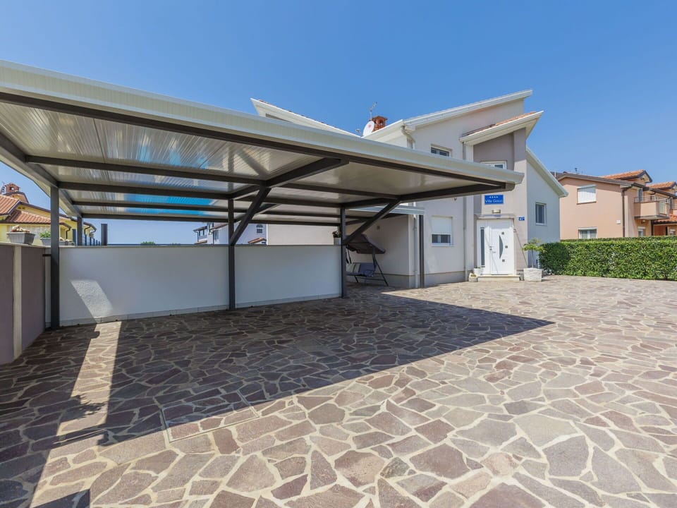 Sky, Road Surface, Building, Shade, House, Asphalt, Plant, Floor, Residential Area, Urban Design