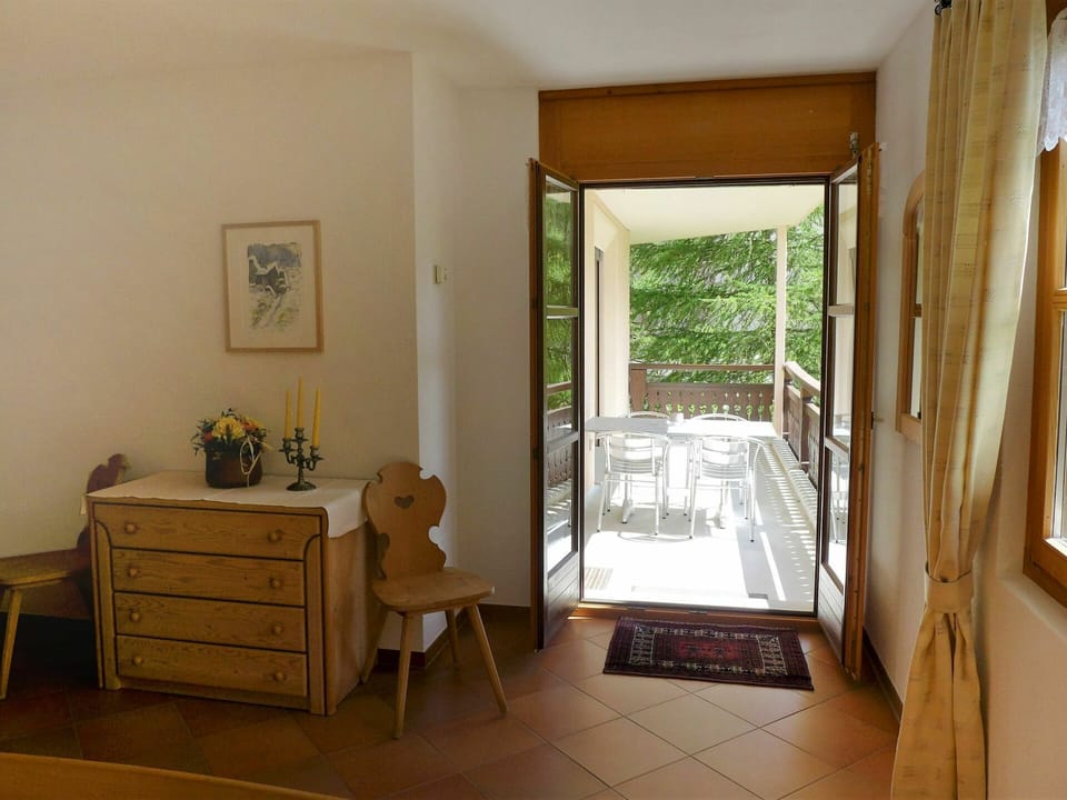 Furniture, Plant, Building, Wood, Table, Cabinetry, Flooring, Drawer, Floor, Comfort