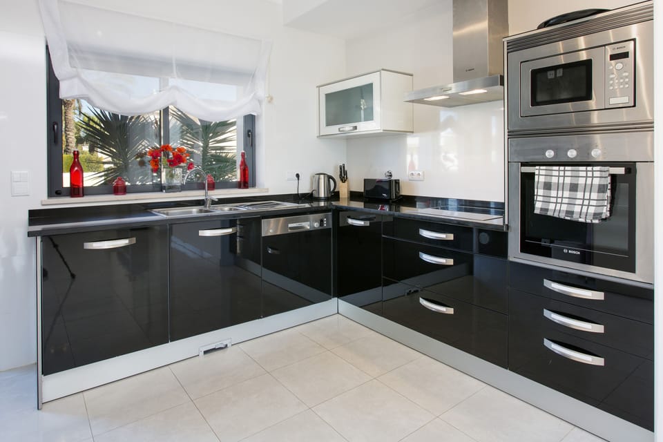 Kitchen equipped with Bosch appliances & everything you need to dine in