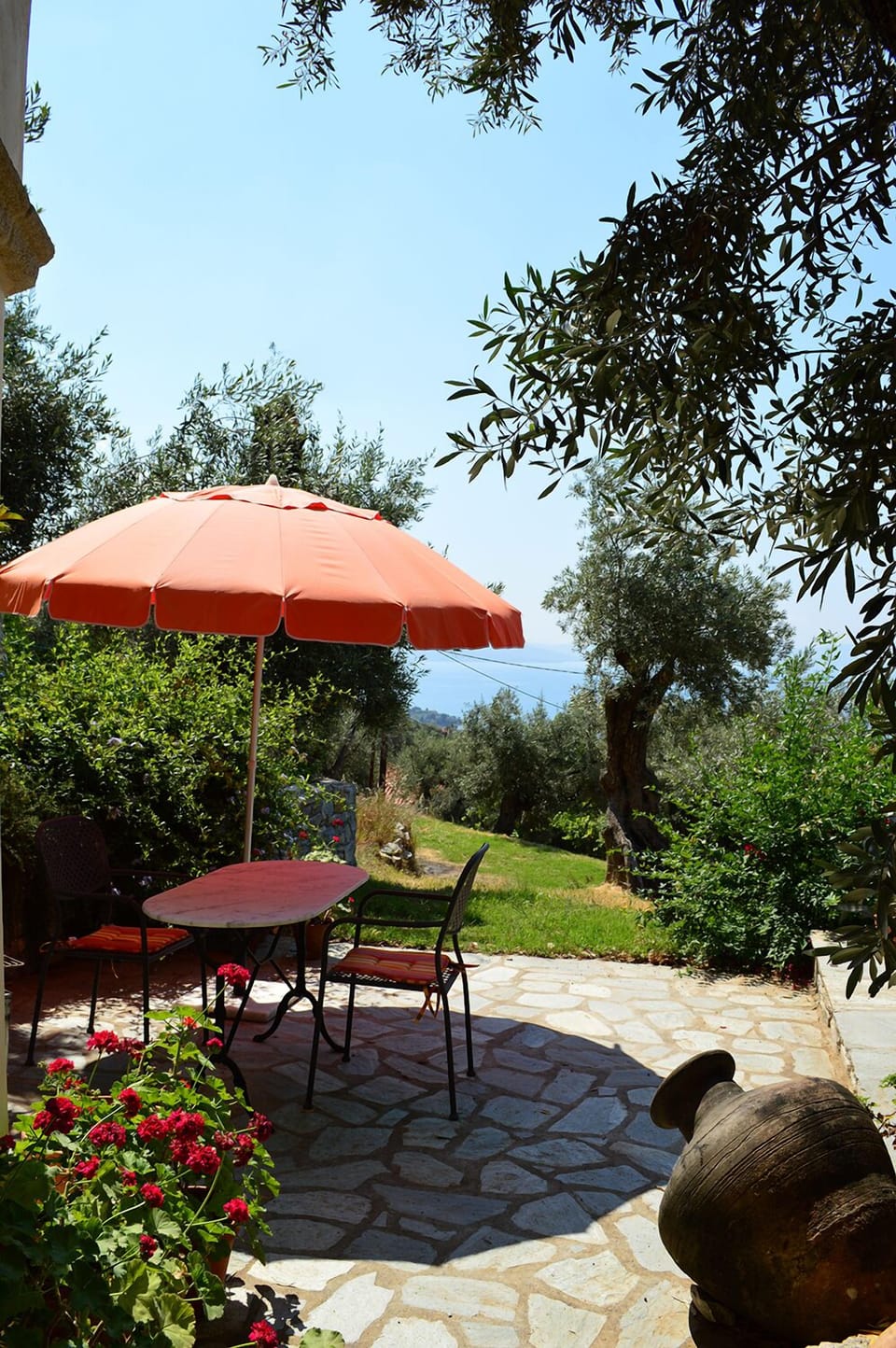 Al fresco dining on the lower patio