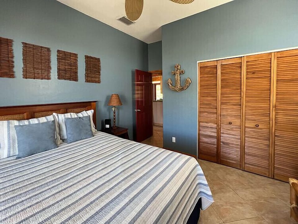 Comfy bed and hypoallergenic pillows