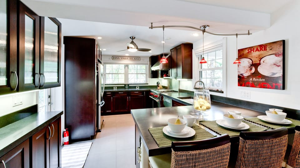 Large Kitchen with Eat In bar for 3.