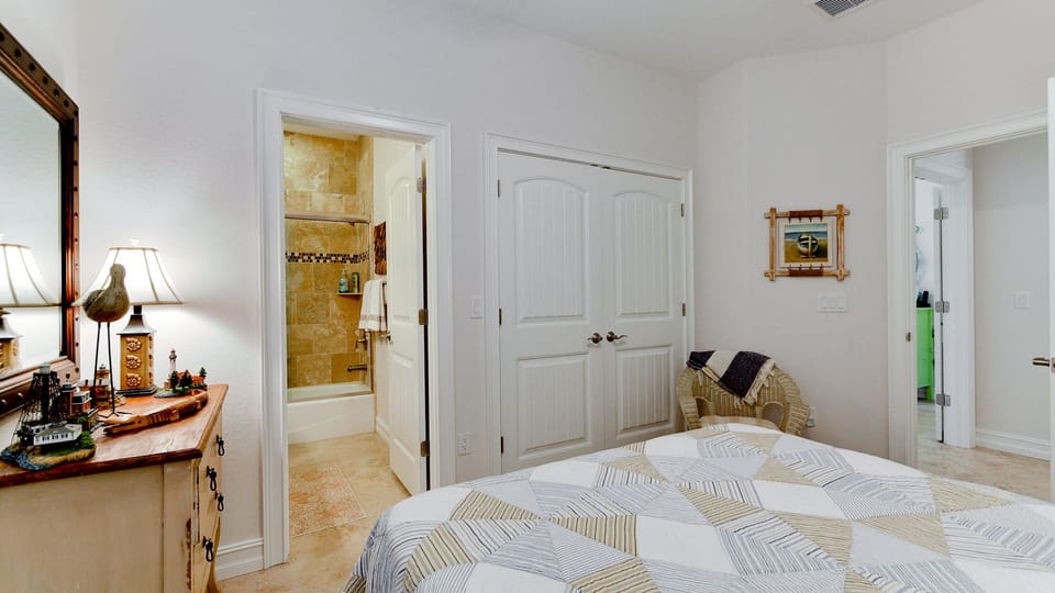 The 2nd Queen guest on the 2nd floor also has an en-suite