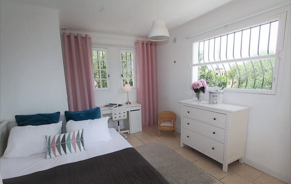 Bedroom 3 
(Double bed 160cm)