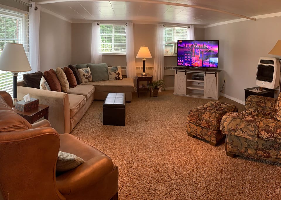 Plenty of seating for your party of 1-6. Open concept living/dining/kitchen.