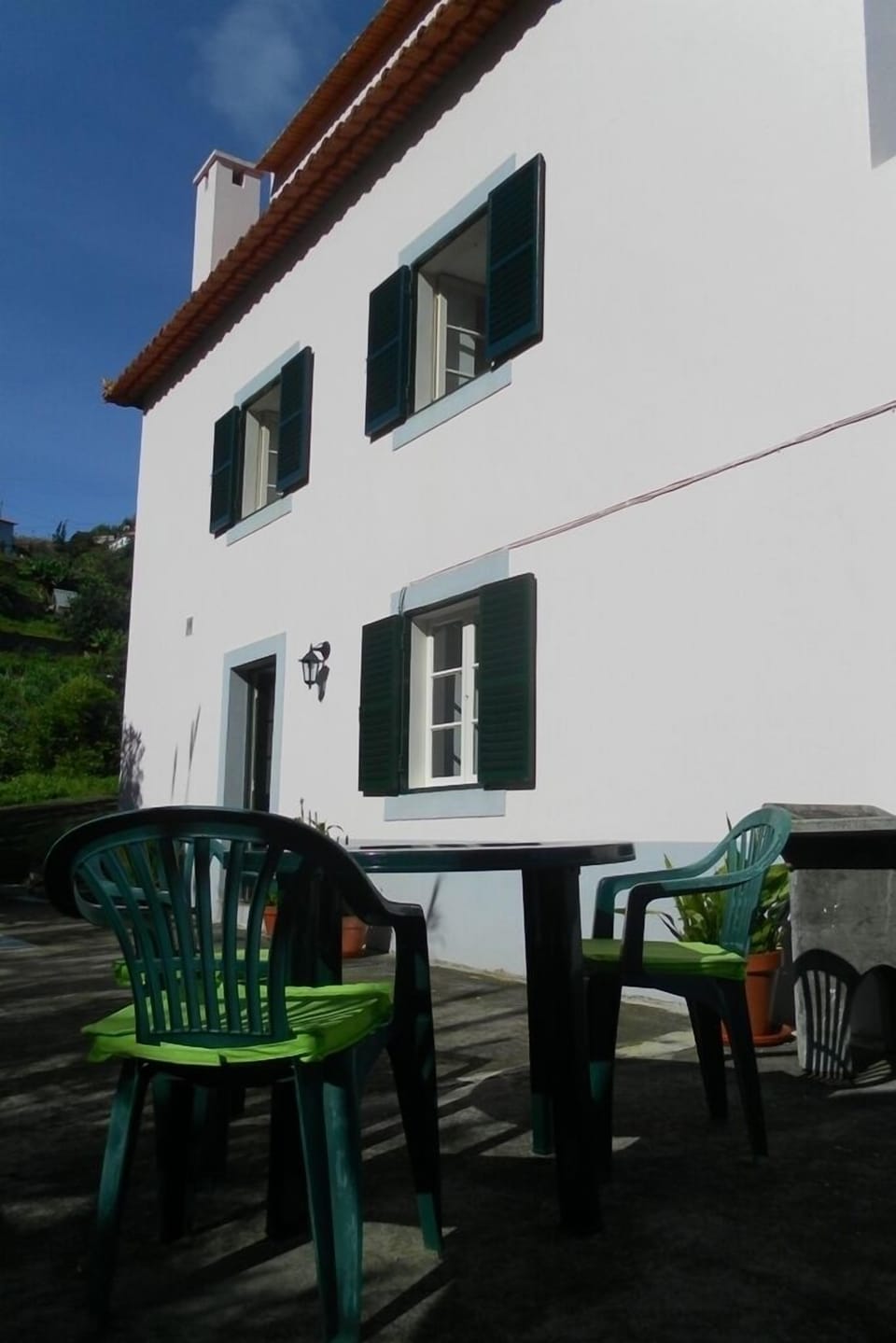 The terrace next to the cottage. 