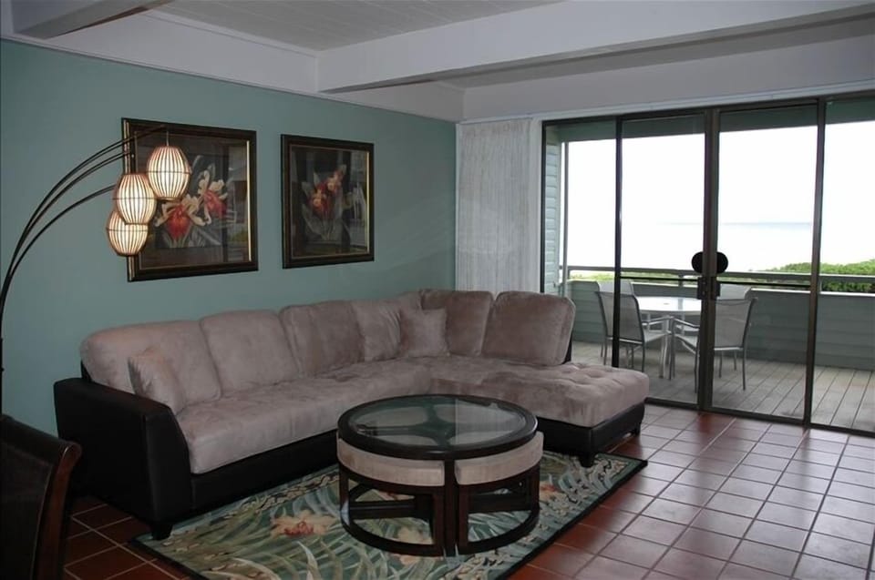 Living room looking out to the lanai and the ocean