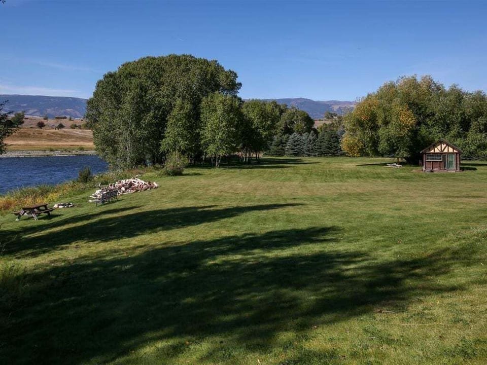 Play in the yard | Exterior