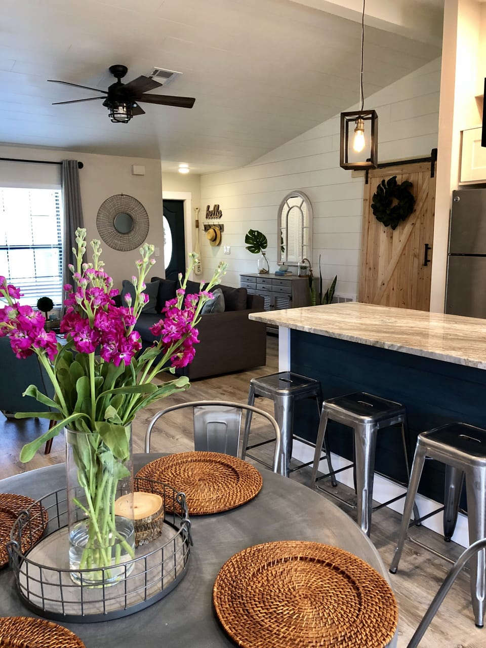 Splash of color in the kitchen with these fresh flowers ✨