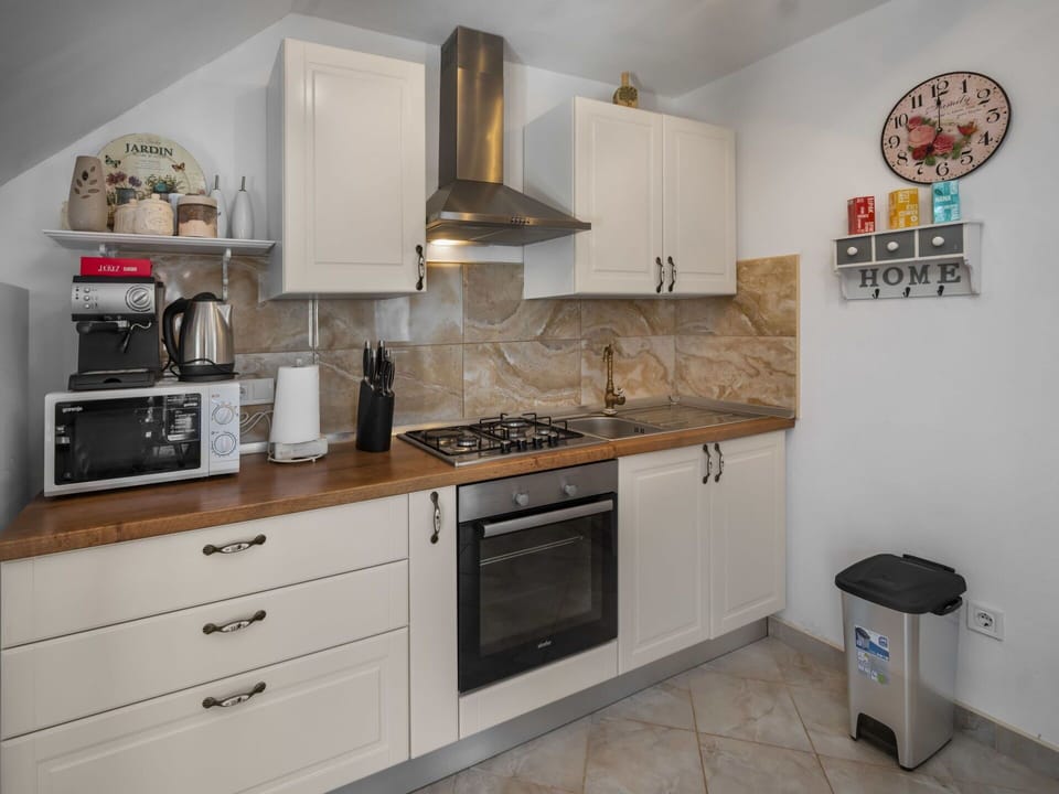 Countertop, Room, Property, Kitchen, Cabinetry, Furniture, Interior Design, Building, Floor, Tile