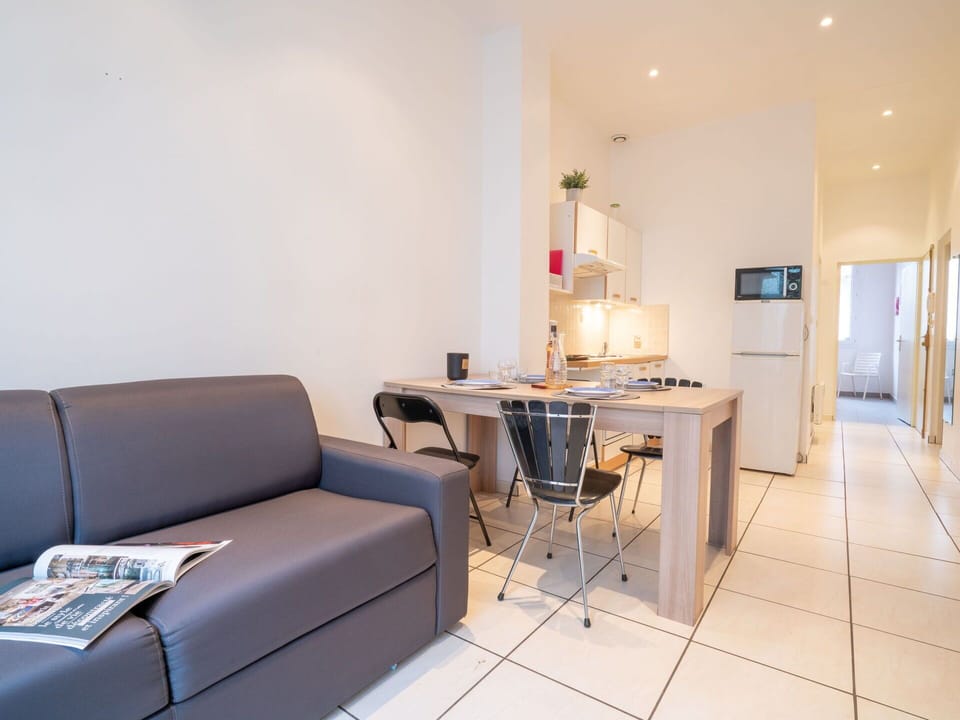 Table, Furniture, Property, Couch, Building, Interior Design, Studio Couch, Wood, Flooring, Floor