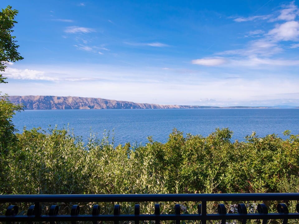 Cloud, Sky, Water, Ecoregion, Blue, Azure, Natural Landscape, Vegetation, Sunlight, Coastal And Oceanic Landforms