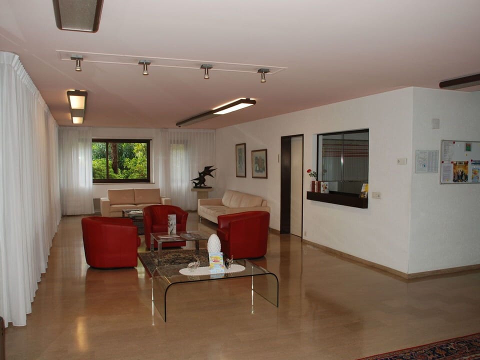 Room, Ceiling, Property, Interior Design, Building, Furniture, Floor, Living Room, House, Hardwood