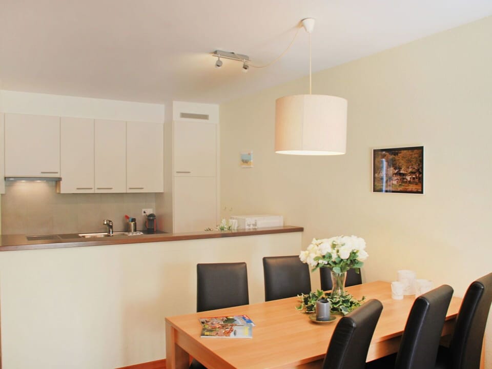 Room, Property, Furniture, Interior Design, Ceiling, Floor, Building, Wall, House, Kitchen