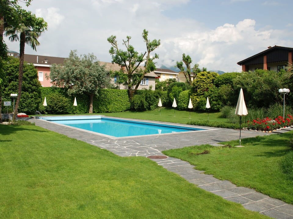 Swimming Pool, Property, Grass, Residential Area, Backyard, Yard, Real Estate, House, Lawn, Building