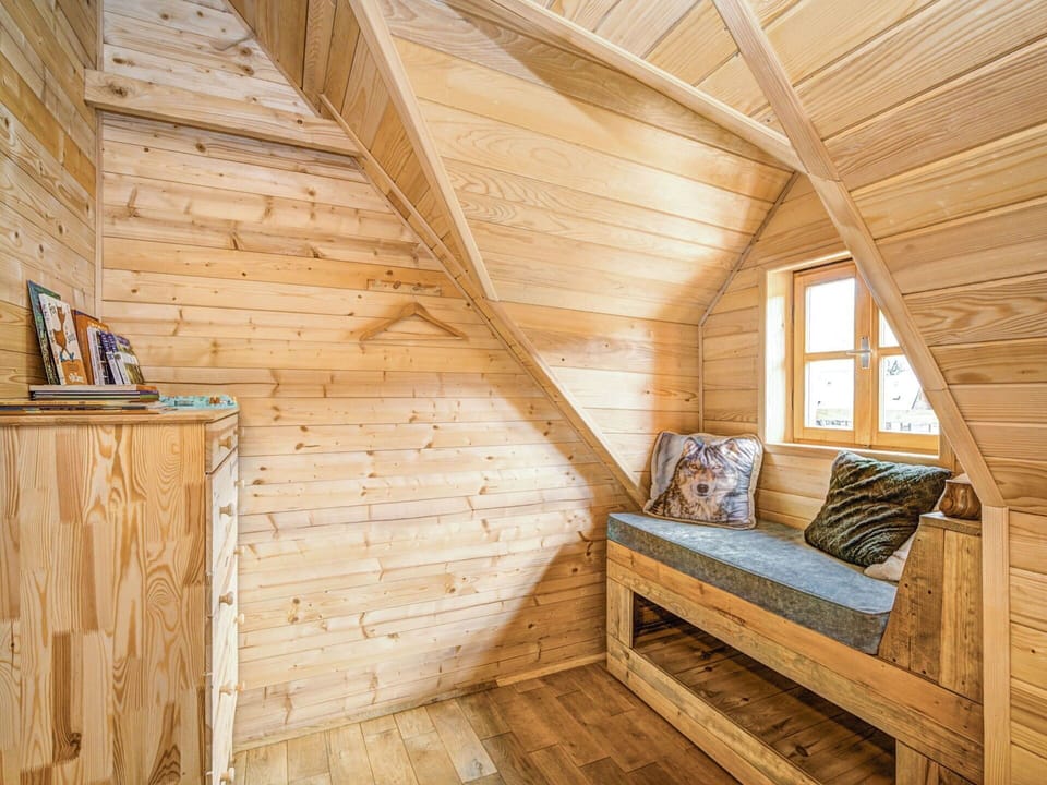Room, Property, Attic, Wood, Building, Daylighting, House, Beam, Log Cabin, Furniture