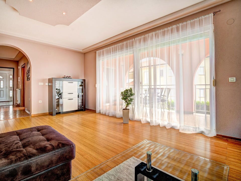 Room, Property, Interior Design, Floor, Furniture, Building, Real Estate, Ceiling, Architecture, Living Room