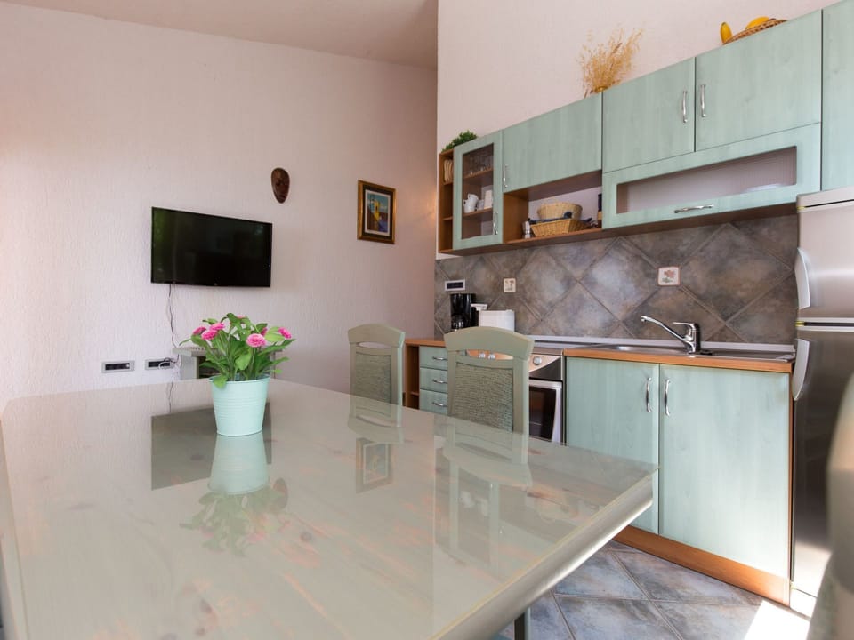 Cabinetry, Property, Furniture, Plant, Building, Flowerpot, Countertop, Tap, Houseplant, Flower
