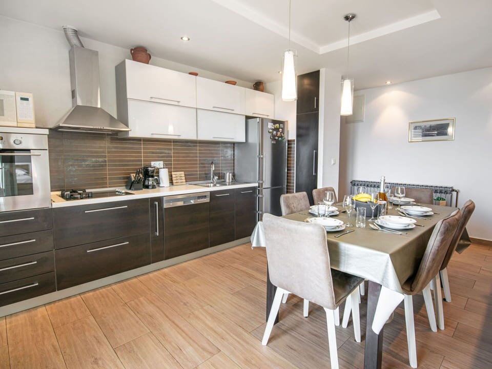 Cabinetry, Furniture, Property, Countertop, Table, Building, Wood, Interior Design, Tableware, Chair