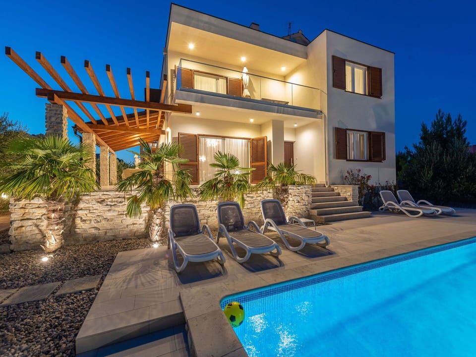 Property, House, Building, Real Estate, Swimming Pool, Home, Architecture, Estate, Villa, Residential Area