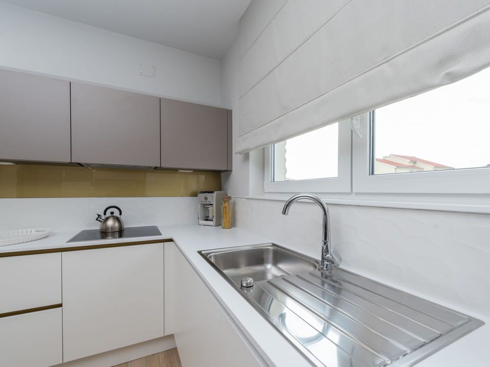 Property, Room, Kitchen, Countertop, Interior Design, Sink, Architecture, Furniture, Cabinetry, House