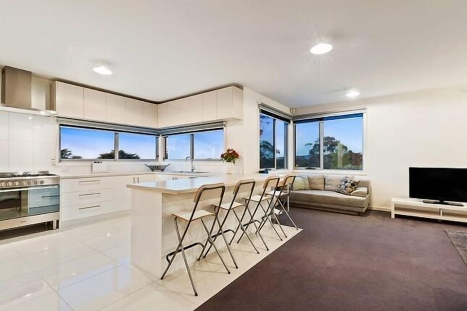 Spacious, modern fully equipped kitchen and breakfast bar