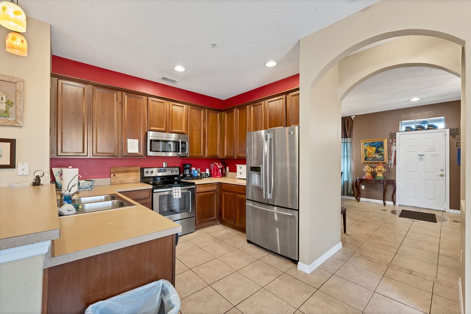 Kitchen area and view to front door.
Kitchen Dimensions: 9' x 11.5' 