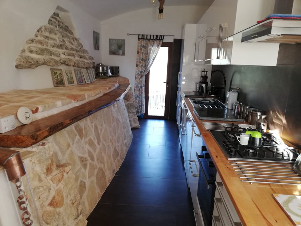6 meter gallery kitchen with trullo inside