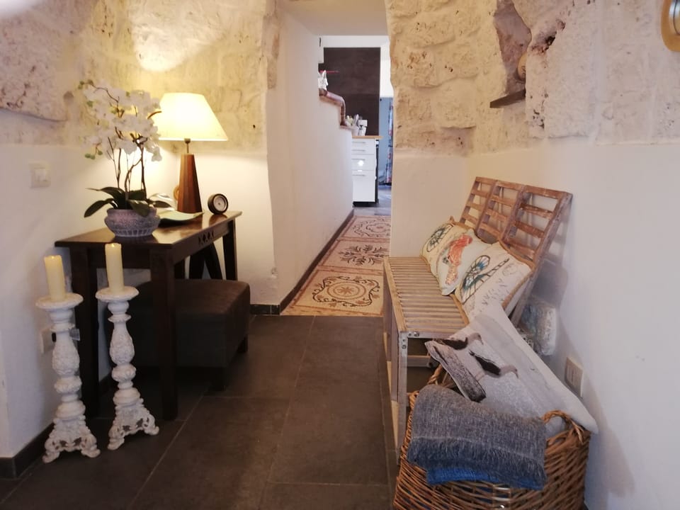 hallway to kitchen