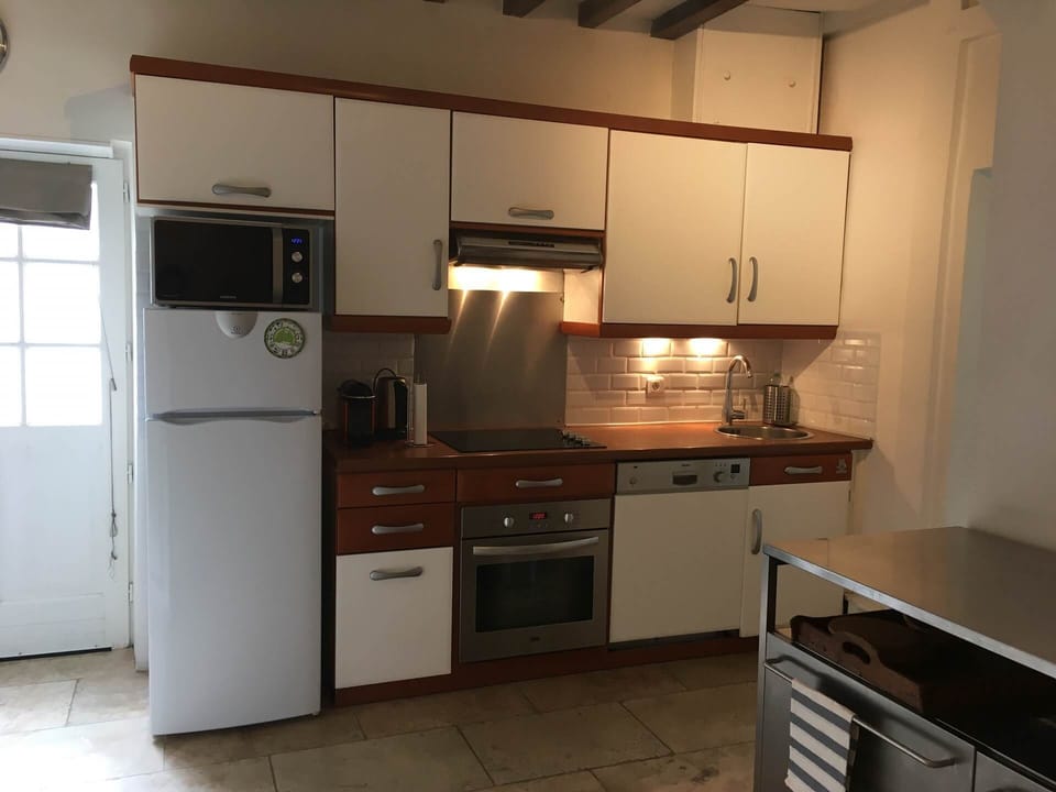 Porte d'entrée et cuisine