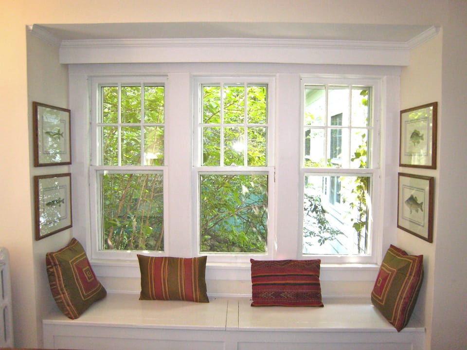 CLASSIC SHORE COLONIAL WINDOW BOX WITH STORAGE INSIDE BENEATH WAVY GLASS WINDOWS