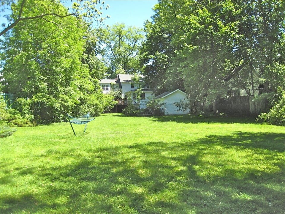 HUGE YARD FOR SOFTBALL, FRISBEE, SOCCER, BADMINTON, CROQUET & SUMMER PARTIES!