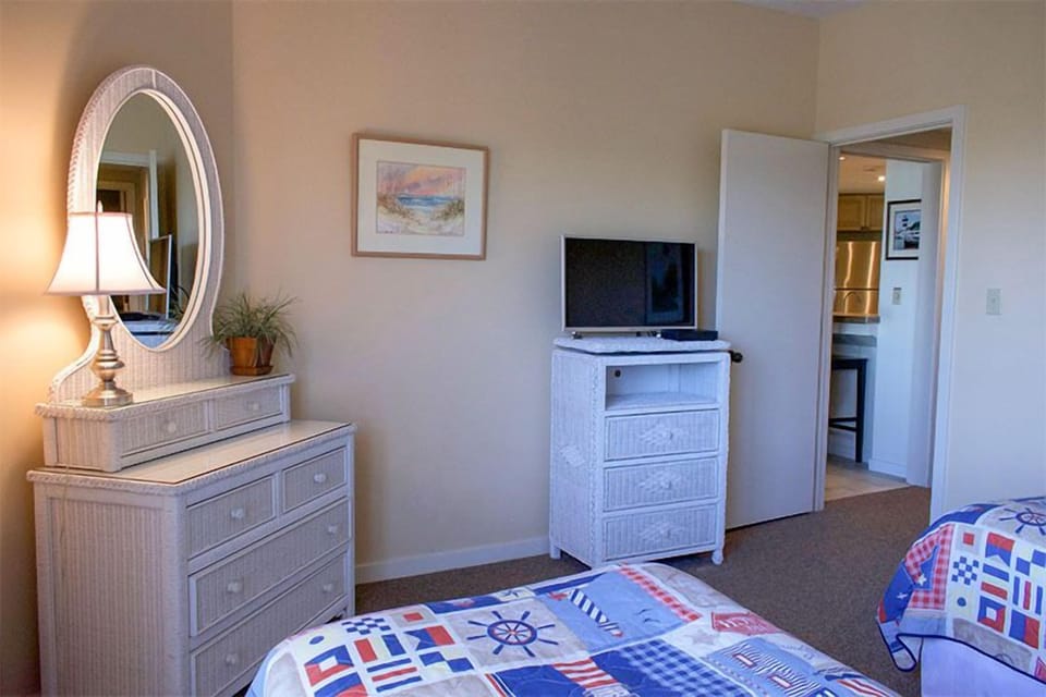 Guest Bedroom with One Double, One Twin
