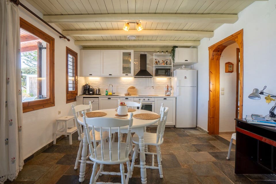 Fully equipped kitchen and dining table