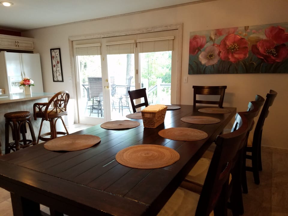Kitchen With seating for 10 at the table and 4 at the bar